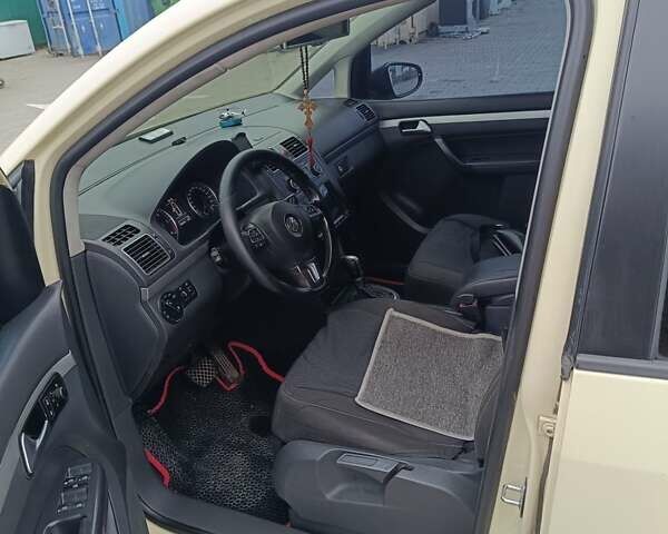 Желтый Фольксваген Туран, объемом двигателя 2 л и пробегом 300 тыс. км за 7899 $, фото 5 на Automoto.ua