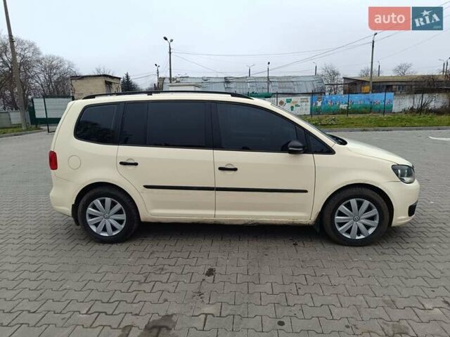 Желтый Фольксваген Туран, объемом двигателя 2 л и пробегом 300 тыс. км за 7899 $, фото 2 на Automoto.ua