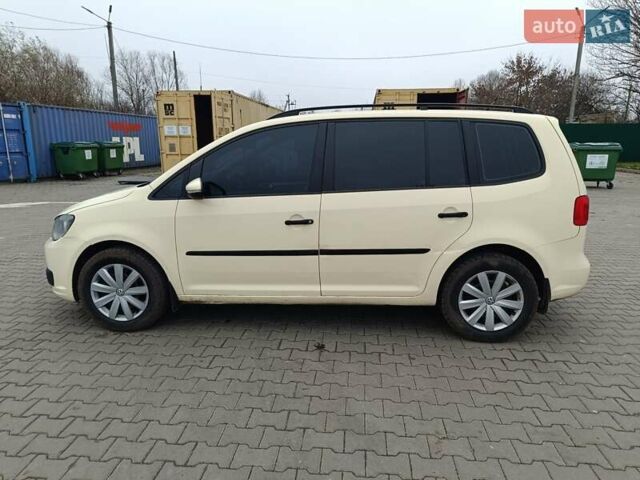 Желтый Фольксваген Туран, объемом двигателя 2 л и пробегом 300 тыс. км за 7899 $, фото 1 на Automoto.ua