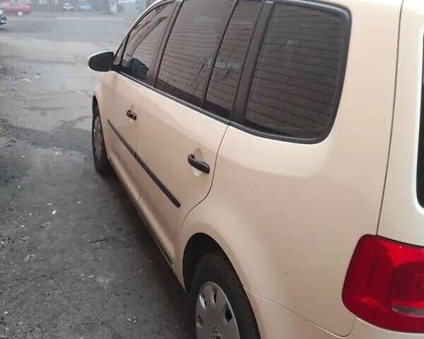 Желтый Фольксваген Туран, объемом двигателя 2 л и пробегом 320 тыс. км за 12500 $, фото 11 на Automoto.ua