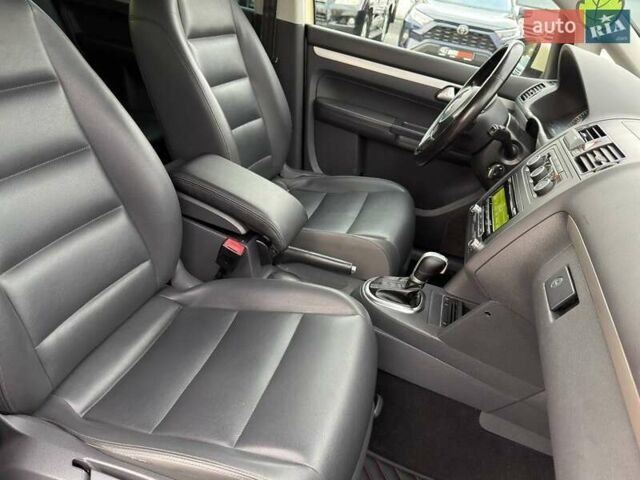 Желтый Фольксваген Туран, объемом двигателя 2 л и пробегом 262 тыс. км за 10800 $, фото 41 на Automoto.ua