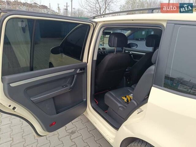 Желтый Фольксваген Туран, объемом двигателя 2 л и пробегом 300 тыс. км за 7899 $, фото 9 на Automoto.ua