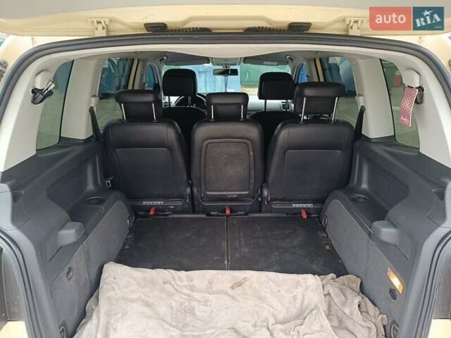 Желтый Фольксваген Туран, объемом двигателя 2 л и пробегом 300 тыс. км за 7899 $, фото 6 на Automoto.ua