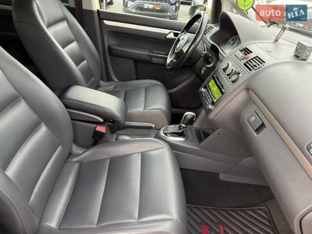 Желтый Фольксваген Туран, объемом двигателя 2 л и пробегом 262 тыс. км за 10800 $, фото 42 на Automoto.ua