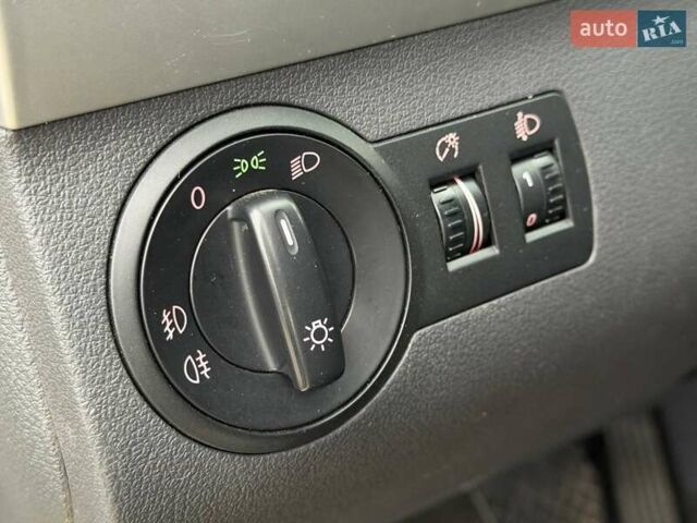 Желтый Фольксваген Туран, объемом двигателя 2 л и пробегом 262 тыс. км за 10800 $, фото 18 на Automoto.ua