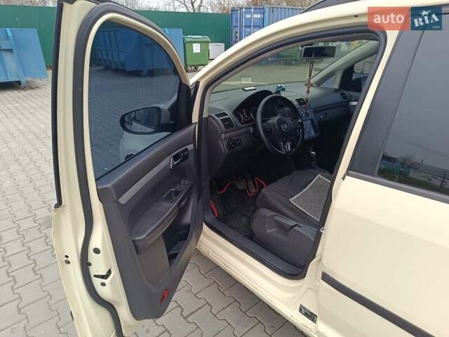 Желтый Фольксваген Туран, объемом двигателя 2 л и пробегом 300 тыс. км за 7899 $, фото 10 на Automoto.ua