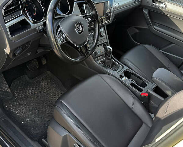 Желтый Фольксваген Туран, объемом двигателя 1.97 л и пробегом 288 тыс. км за 12900 $, фото 8 на Automoto.ua