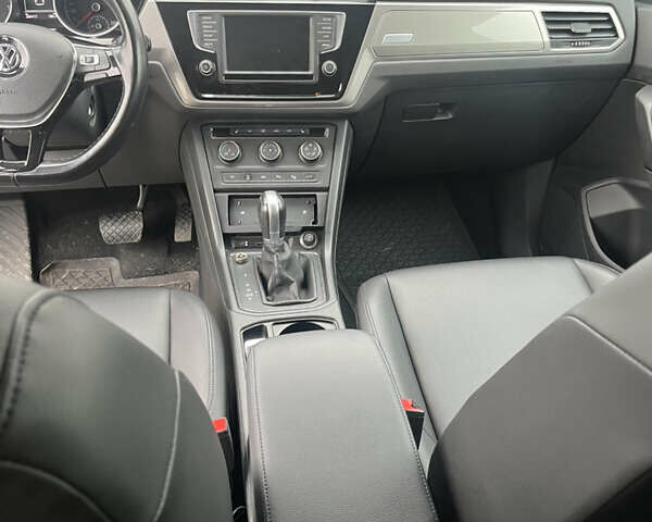 Желтый Фольксваген Туран, объемом двигателя 1.97 л и пробегом 288 тыс. км за 12900 $, фото 7 на Automoto.ua