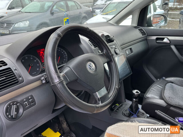Серый Фольксваген Туран, объемом двигателя 1.4 л и пробегом 242 тыс. км за 7950 $, фото 8 на Automoto.ua