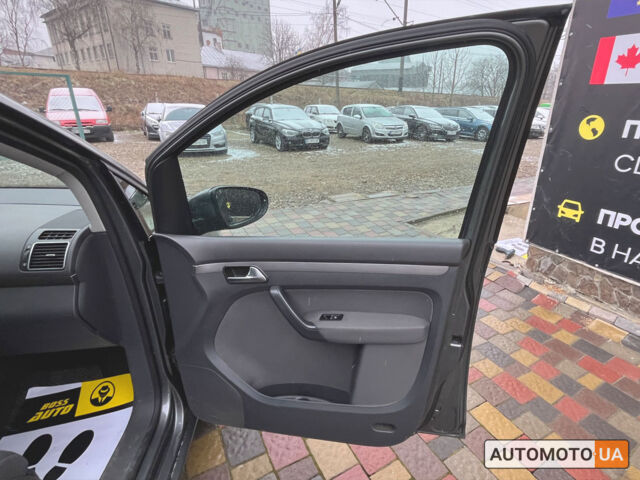 Сірий Фольксваген Туран, об'ємом двигуна 1.6 л та пробігом 304 тис. км за 10500 $, фото 18 на Automoto.ua