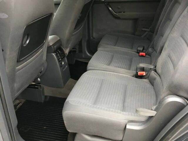 Серый Фольксваген Туран, объемом двигателя 2 л и пробегом 350 тыс. км за 5499 $, фото 8 на Automoto.ua