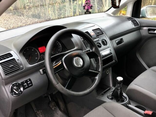 Сірий Фольксваген Туран, об'ємом двигуна 1.9 л та пробігом 300 тис. км за 4999 $, фото 6 на Automoto.ua