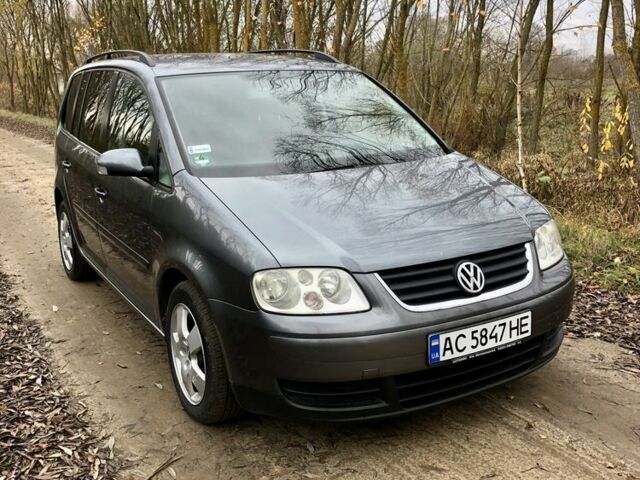 Серый Фольксваген Туран, объемом двигателя 1.9 л и пробегом 300 тыс. км за 5499 $, фото 1 на Automoto.ua