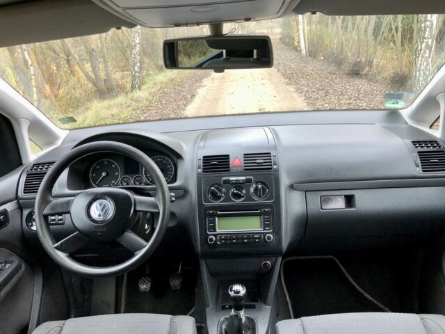 Серый Фольксваген Туран, объемом двигателя 1.9 л и пробегом 300 тыс. км за 5499 $, фото 7 на Automoto.ua