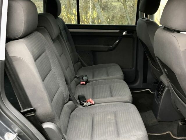 Серый Фольксваген Туран, объемом двигателя 1.9 л и пробегом 300 тыс. км за 5499 $, фото 6 на Automoto.ua