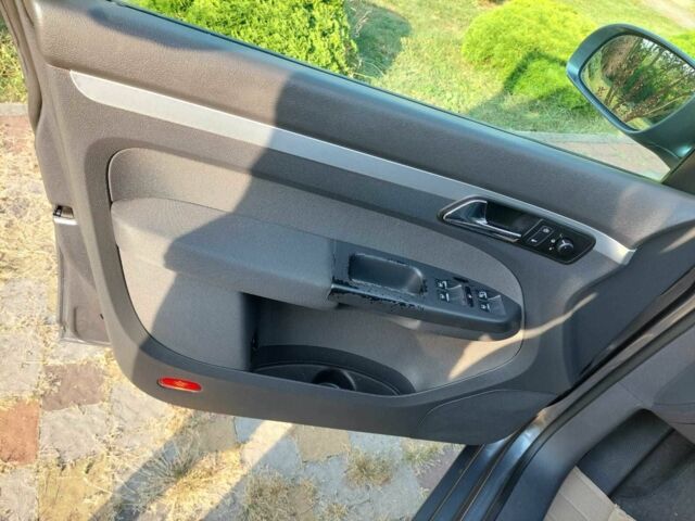 Сірий Фольксваген Туран, об'ємом двигуна 1.9 л та пробігом 185 тис. км за 7400 $, фото 5 на Automoto.ua