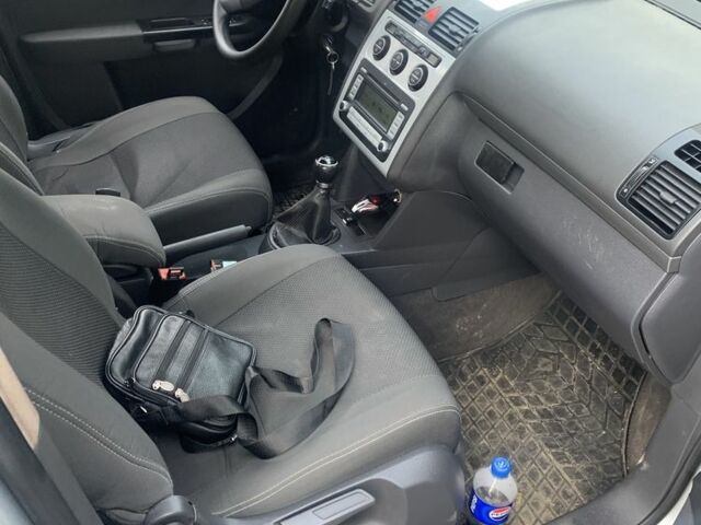 Серый Фольксваген Туран, объемом двигателя 1.6 л и пробегом 358 тыс. км за 4000 $, фото 6 на Automoto.ua