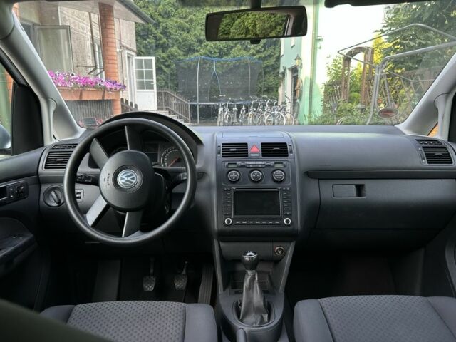 Серый Фольксваген Туран, объемом двигателя 1.6 л и пробегом 230 тыс. км за 5790 $, фото 6 на Automoto.ua