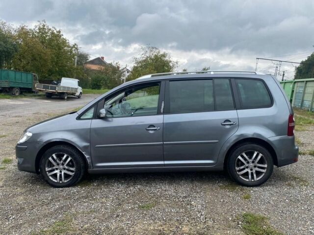 Серый Фольксваген Туран, объемом двигателя 2 л и пробегом 1000 тыс. км за 2900 $, фото 1 на Automoto.ua