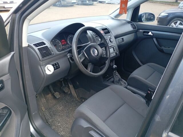 Сірий Фольксваген Туран, об'ємом двигуна 1.6 л та пробігом 311 тис. км за 5500 $, фото 4 на Automoto.ua