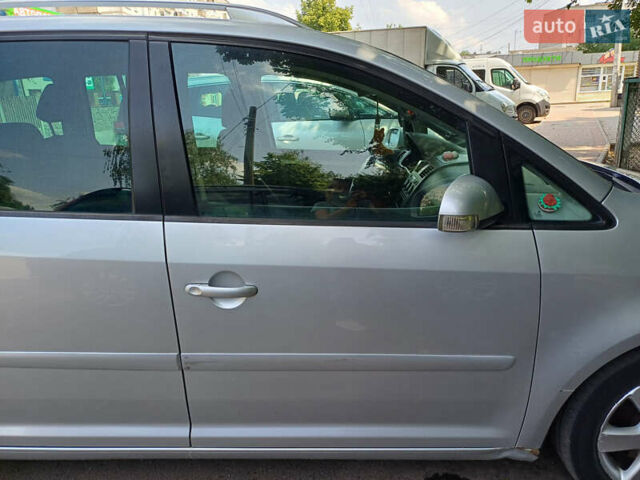 Серый Фольксваген Туран, объемом двигателя 2 л и пробегом 259 тыс. км за 5600 $, фото 12 на Automoto.ua