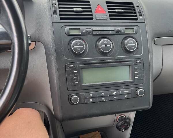 Серый Фольксваген Туран, объемом двигателя 1.6 л и пробегом 185 тыс. км за 5999 $, фото 7 на Automoto.ua