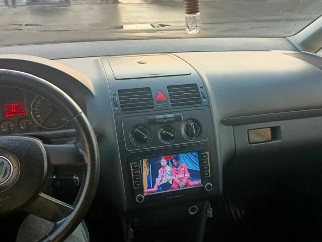 Серый Фольксваген Туран, объемом двигателя 1.6 л и пробегом 210 тыс. км за 4500 $, фото 12 на Automoto.ua