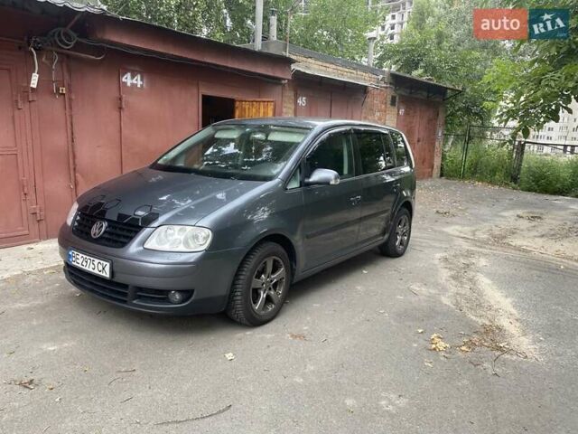 Серый Фольксваген Туран, объемом двигателя 1.6 л и пробегом 270 тыс. км за 5100 $, фото 2 на Automoto.ua