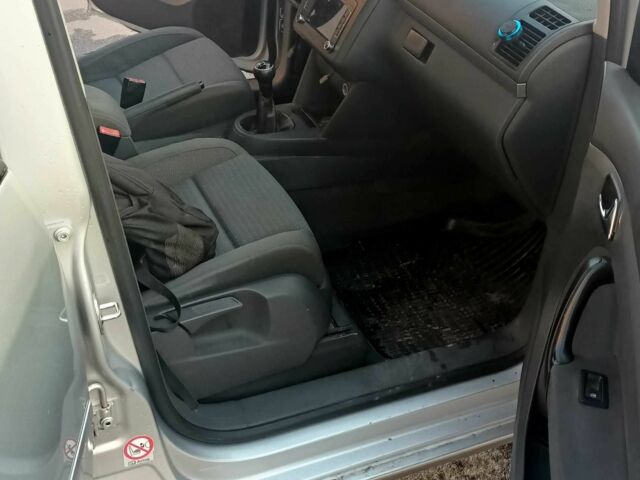 Серый Фольксваген Туран, объемом двигателя 1.6 л и пробегом 210 тыс. км за 4500 $, фото 5 на Automoto.ua