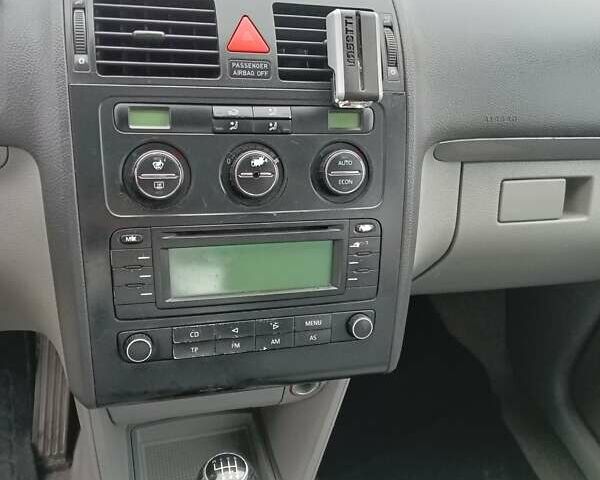 Серый Фольксваген Туран, объемом двигателя 1.6 л и пробегом 237 тыс. км за 4990 $, фото 13 на Automoto.ua