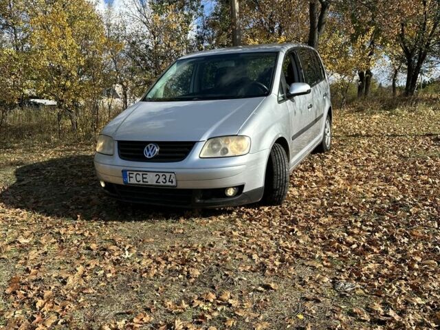 Серый Фольксваген Туран, объемом двигателя 2 л и пробегом 321 тыс. км за 2300 $, фото 1 на Automoto.ua