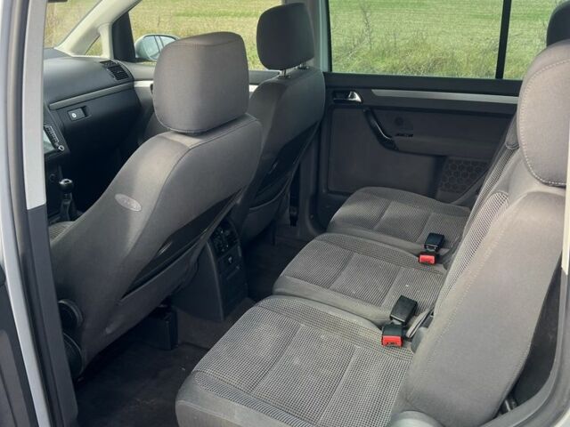 Сірий Фольксваген Туран, об'ємом двигуна 1.6 л та пробігом 275 тис. км за 3850 $, фото 5 на Automoto.ua