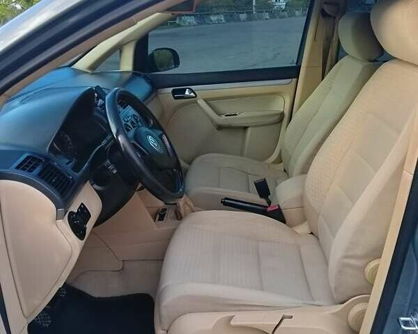 Серый Фольксваген Туран, объемом двигателя 1.6 л и пробегом 235 тыс. км за 4999 $, фото 8 на Automoto.ua