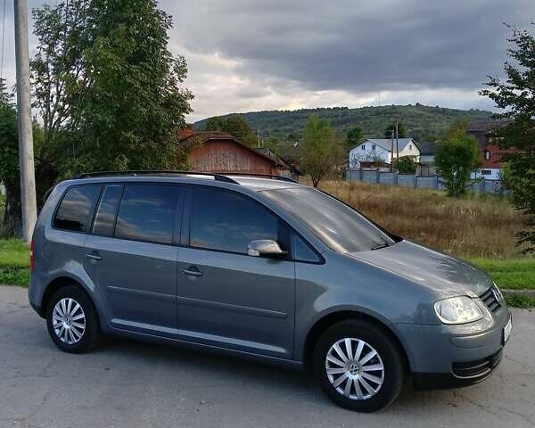 Серый Фольксваген Туран, объемом двигателя 1.6 л и пробегом 235 тыс. км за 4999 $, фото 2 на Automoto.ua