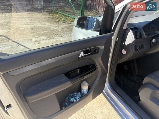 Серый Фольксваген Туран, объемом двигателя 1.6 л и пробегом 270 тыс. км за 5600 $, фото 5 на Automoto.ua