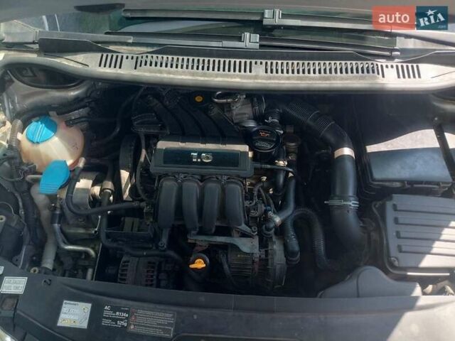 Сірий Фольксваген Туран, об'ємом двигуна 1.6 л та пробігом 270 тис. км за 6500 $, фото 4 на Automoto.ua