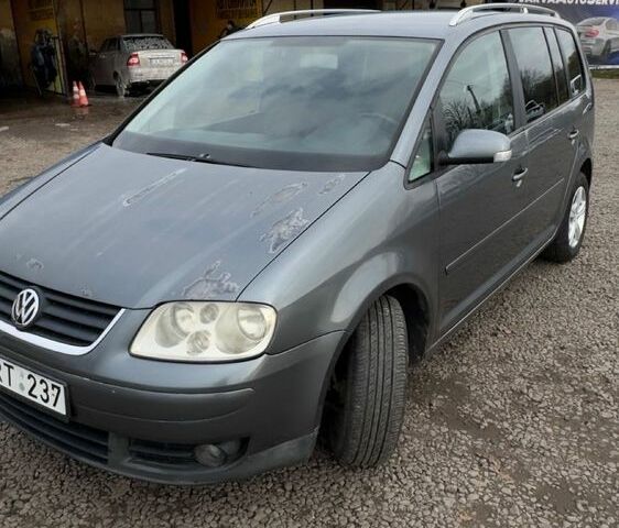 Серый Фольксваген Туран, объемом двигателя 1.9 л и пробегом 225 тыс. км за 3500 $, фото 1 на Automoto.ua