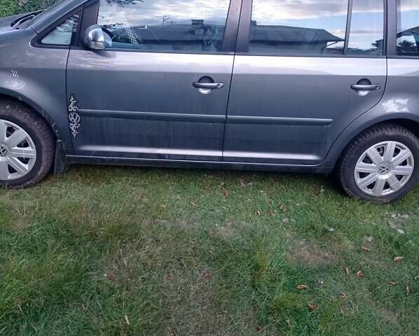 Серый Фольксваген Туран, объемом двигателя 1.6 л и пробегом 196 тыс. км за 5700 $, фото 1 на Automoto.ua