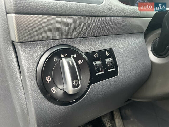 Серый Фольксваген Туран, объемом двигателя 1.9 л и пробегом 290 тыс. км за 4600 $, фото 9 на Automoto.ua