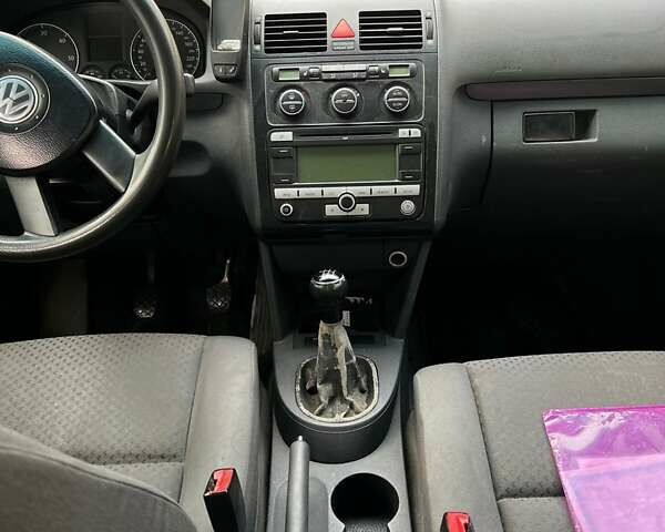 Серый Фольксваген Туран, объемом двигателя 1.9 л и пробегом 400 тыс. км за 5500 $, фото 1 на Automoto.ua