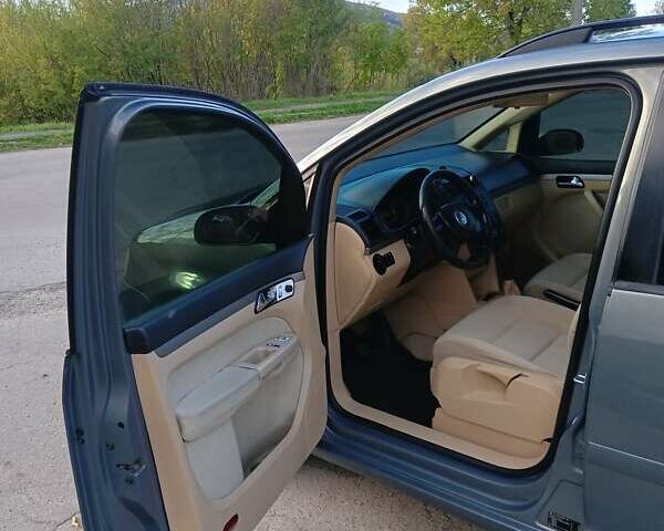 Серый Фольксваген Туран, объемом двигателя 1.6 л и пробегом 235 тыс. км за 4999 $, фото 7 на Automoto.ua