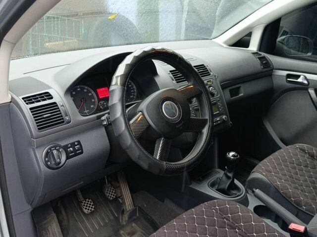 Сірий Фольксваген Туран, об'ємом двигуна 1.6 л та пробігом 270 тис. км за 5600 $, фото 4 на Automoto.ua