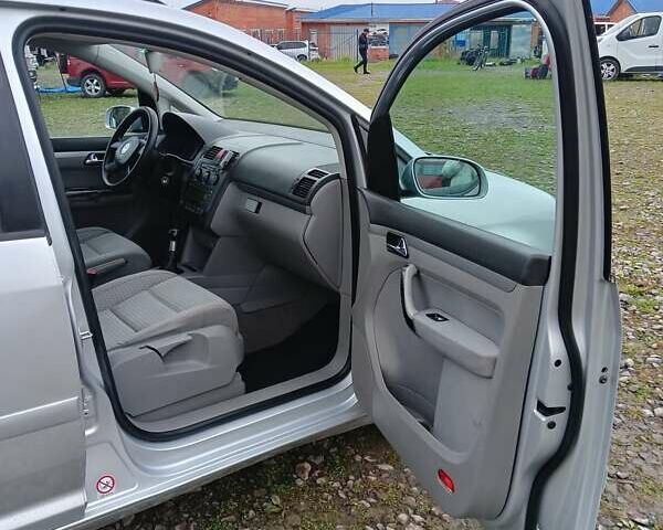 Серый Фольксваген Туран, объемом двигателя 1.6 л и пробегом 237 тыс. км за 4990 $, фото 11 на Automoto.ua