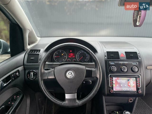 Серый Фольксваген Туран, объемом двигателя 1.9 л и пробегом 290 тыс. км за 4600 $, фото 13 на Automoto.ua