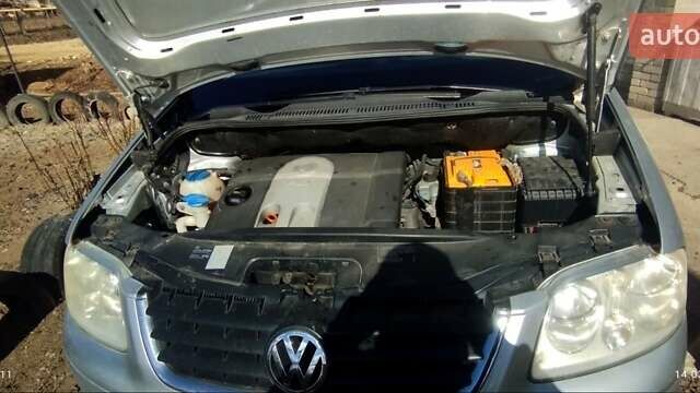 Сірий Фольксваген Туран, об'ємом двигуна 1.6 л та пробігом 261 тис. км за 5200 $, фото 5 на Automoto.ua