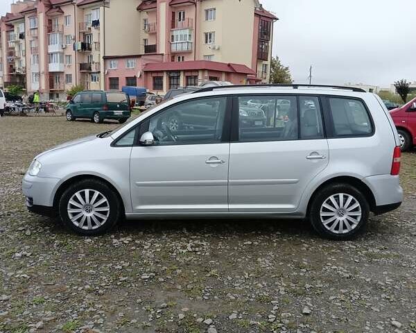 Серый Фольксваген Туран, объемом двигателя 1.6 л и пробегом 237 тыс. км за 4990 $, фото 1 на Automoto.ua