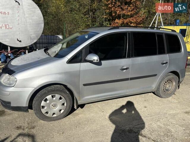 Серый Фольксваген Туран, объемом двигателя 1.6 л и пробегом 270 тыс. км за 5600 $, фото 1 на Automoto.ua