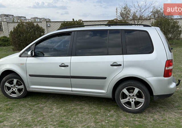 Сірий Фольксваген Туран, об'ємом двигуна 1.6 л та пробігом 344 тис. км за 4600 $, фото 4 на Automoto.ua