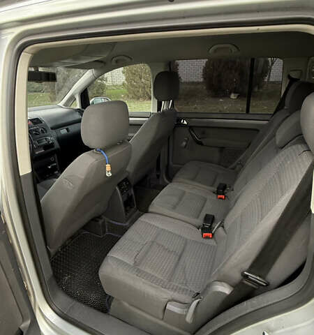 Сірий Фольксваген Туран, об'ємом двигуна 1.6 л та пробігом 344 тис. км за 4600 $, фото 5 на Automoto.ua