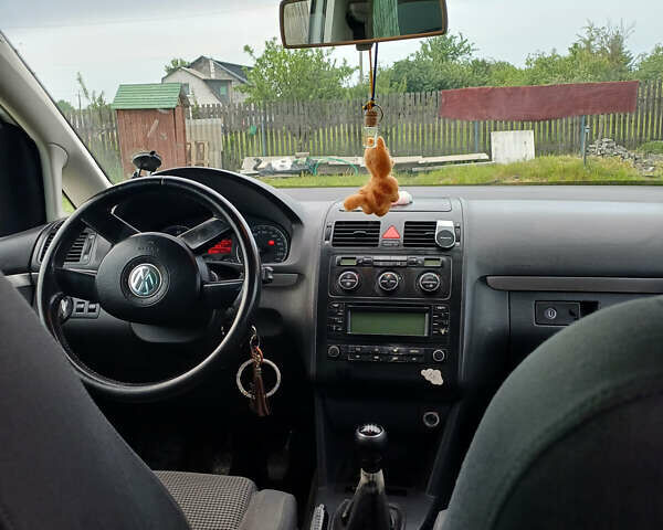 Серый Фольксваген Туран, объемом двигателя 2 л и пробегом 259 тыс. км за 5600 $, фото 1 на Automoto.ua